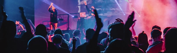 玩家部落栏目配图 - 球迷社区互动交流的热闹场景