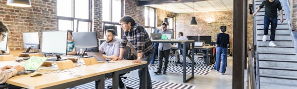 诚挚寄语栏目配图 - 球速体育团队合影与品牌理念展示